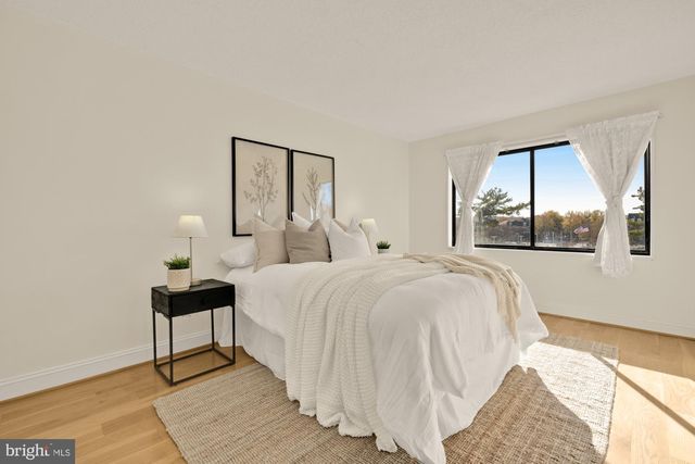 200 N PICKETT ST #304, Alexandria, VA 22304