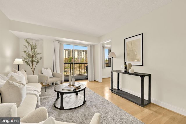 200 N PICKETT ST #304, Alexandria, VA 22304