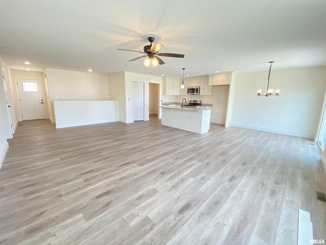 313 Hawks Nest Drive, Chatham, IL 62629
