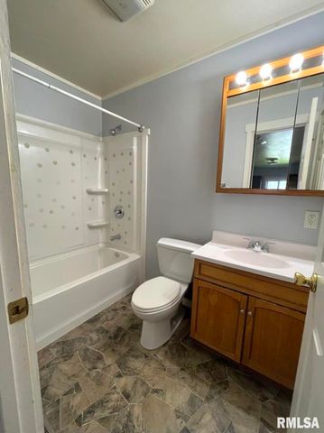 817 E Stanford Avenue, Springfield, IL 62704