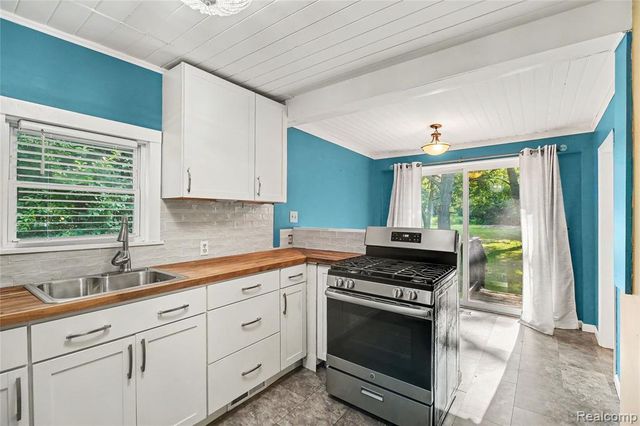 23830 Scotia Road, Oak Park, MI 48237