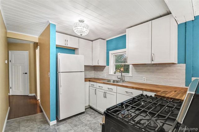 23830 Scotia Road, Oak Park, MI 48237