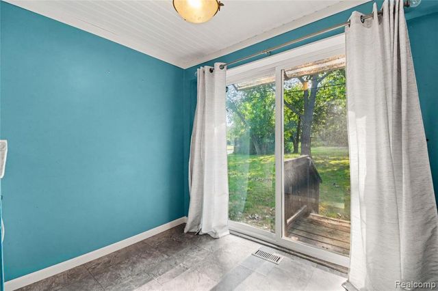 23830 Scotia Road, Oak Park, MI 48237