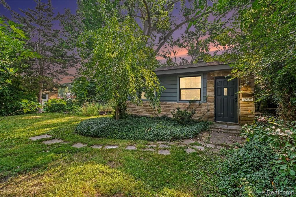 23830 Scotia Road, Oak Park, MI 48237