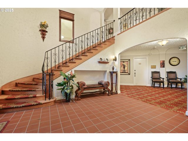 711 Ne RANDALL Ave 203, Portland, OR 97232