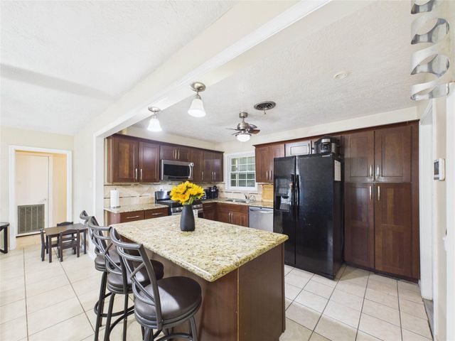 505 S Circle Drive, Baytown, TX 77520