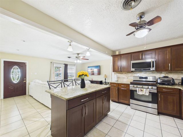 505 S Circle Drive, Baytown, TX 77520