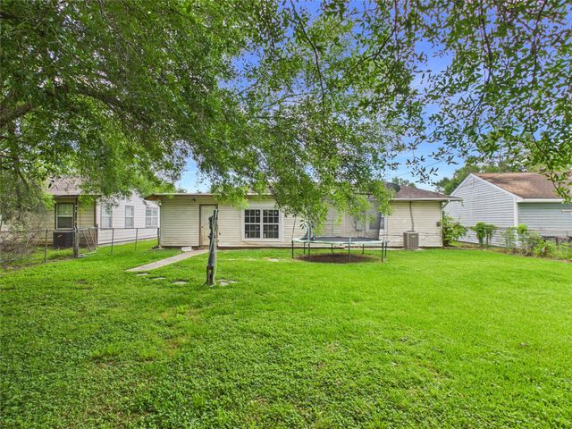 505 S Circle Drive, Baytown, TX 77520