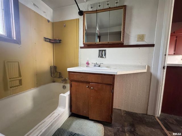 517 12TH Avenue, Fulton, IL 61252