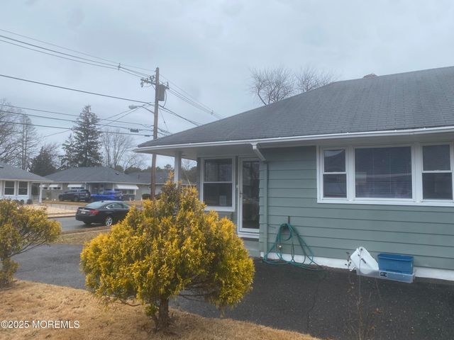 23 Yellowstone Drive, Toms River, NJ 08753