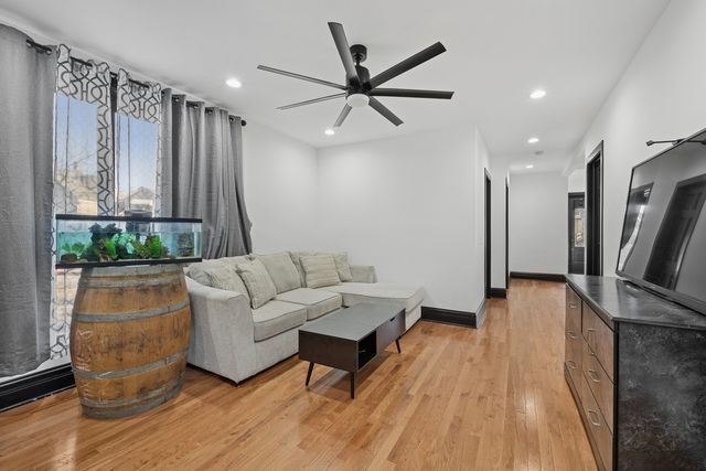 4728 N Kennicott Avenue, Chicago, IL 60630