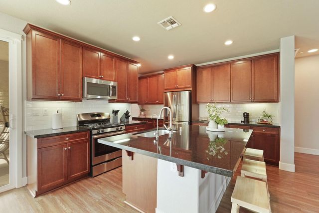 720 Channel Dr, Lathrop, CA 95330