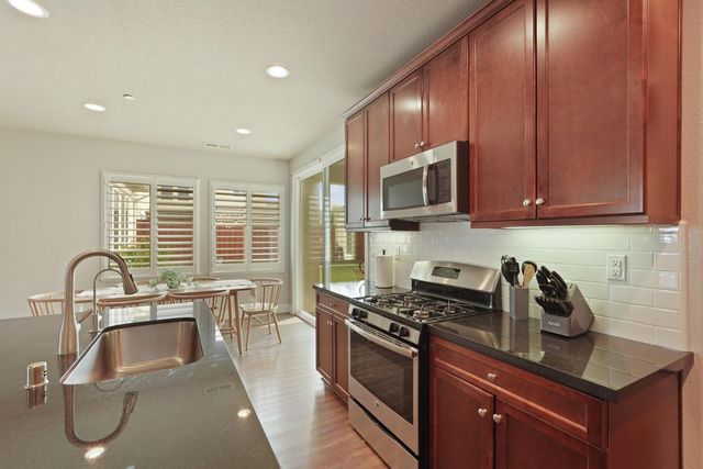 720 Channel Dr, Lathrop, CA 95330