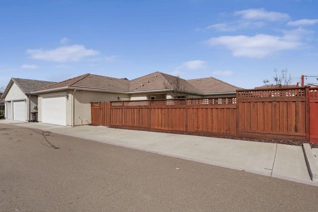 720 Channel Dr, Lathrop, CA 95330