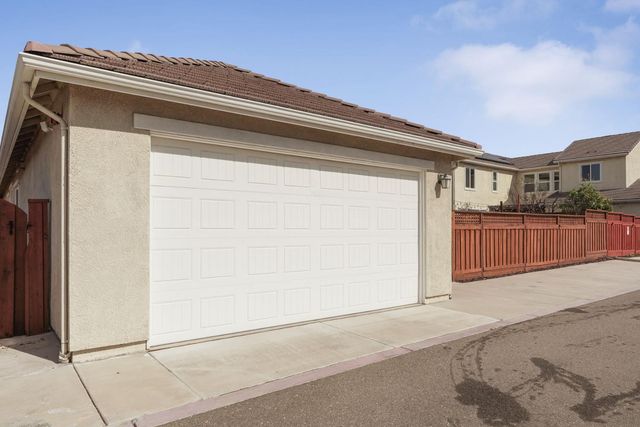 720 Channel Dr, Lathrop, CA 95330