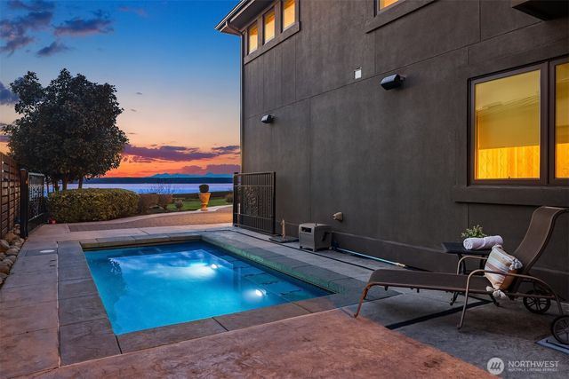 21827 4th Avenue S, Normandy Park, WA 98198