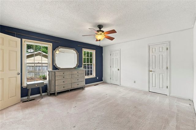 1370 E Wimbledon Place, Fayetteville, AR 72703