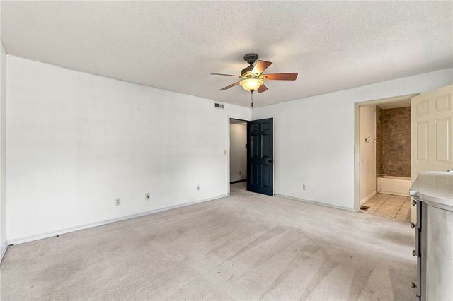 1370 E Wimbledon Place, Fayetteville, AR 72703