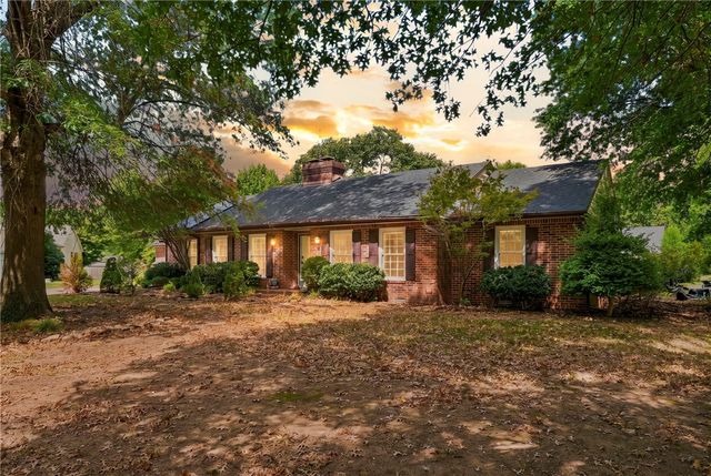 1370 E Wimbledon Place, Fayetteville, AR 72703
