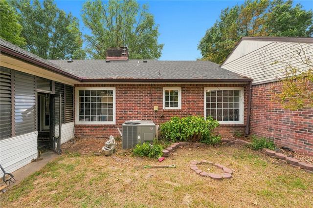 1370 E Wimbledon Place, Fayetteville, AR 72703