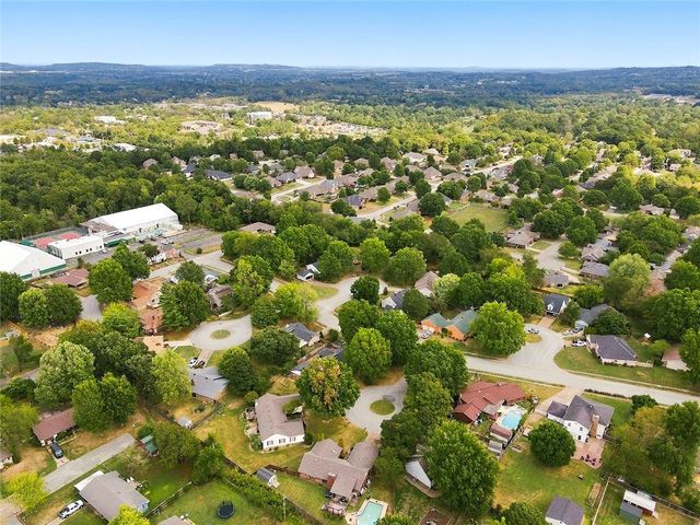 1370 E Wimbledon Place, Fayetteville, AR 72703