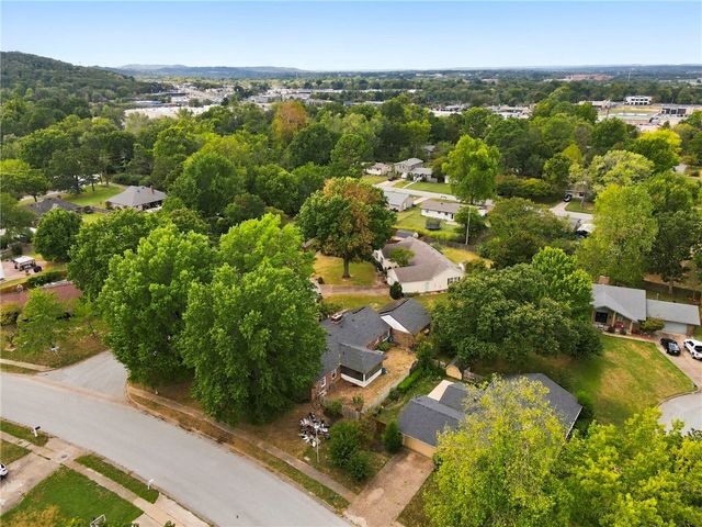 1370 E Wimbledon Place, Fayetteville, AR 72703