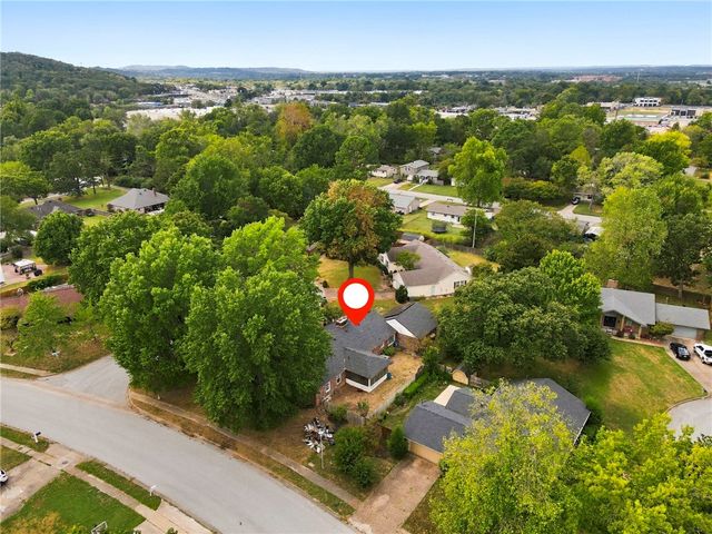 1370 E Wimbledon Place, Fayetteville, AR 72703