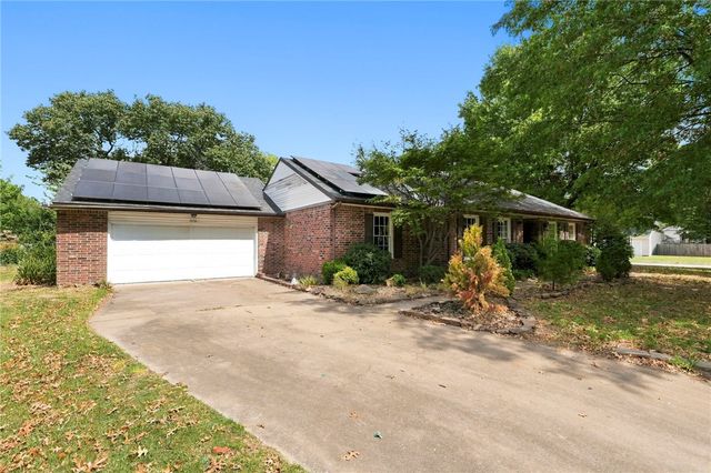 1370 E Wimbledon Place, Fayetteville, AR 72703