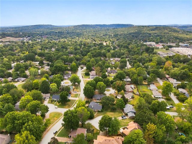 1370 E Wimbledon Place, Fayetteville, AR 72703
