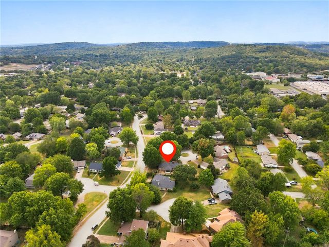 1370 E Wimbledon Place, Fayetteville, AR 72703