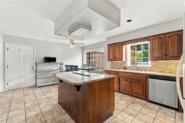 1370 E Wimbledon Place, Fayetteville, AR 72703