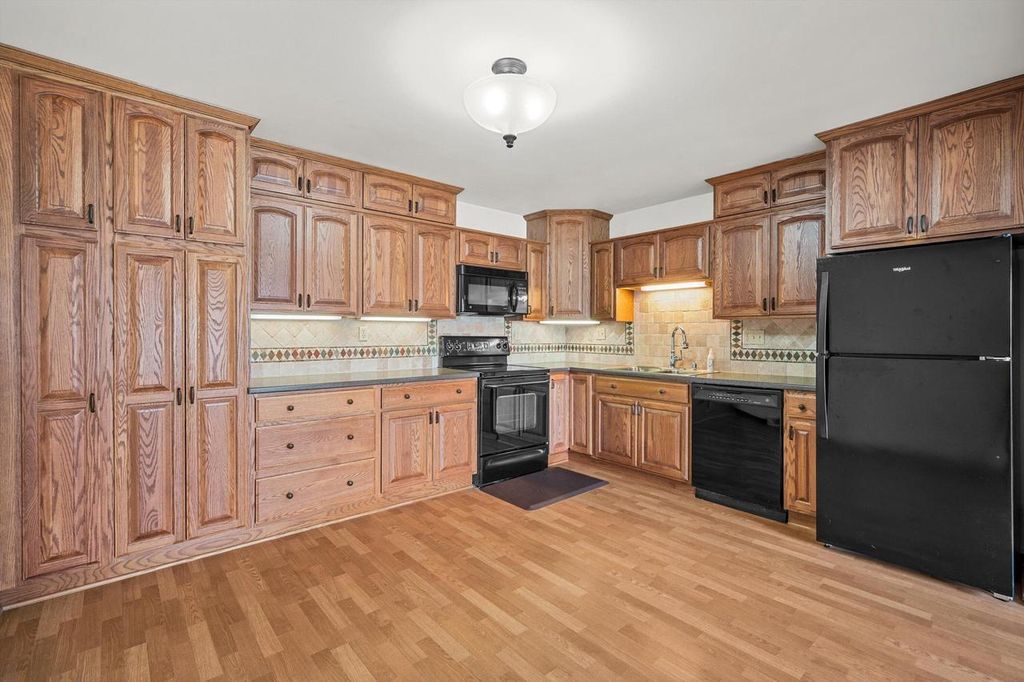10340 Parkwood DRIVE, Franklin, WI 53132