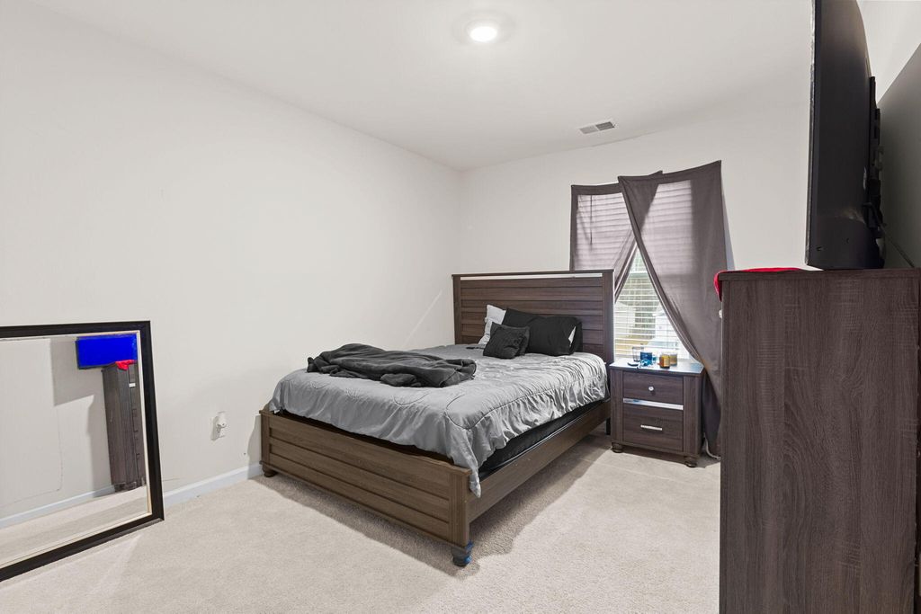 Image 11 of property listing at 126 Lagoona Drive, Summerville, SC 29483