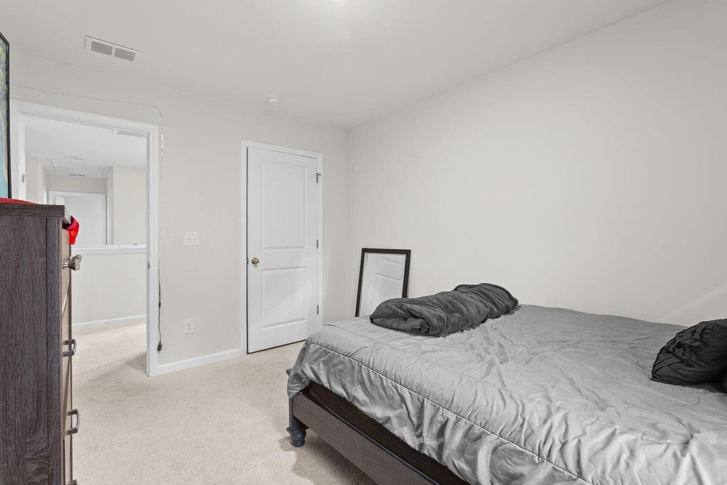 Image 12 of property listing at 126 Lagoona Drive, Summerville, SC 29483