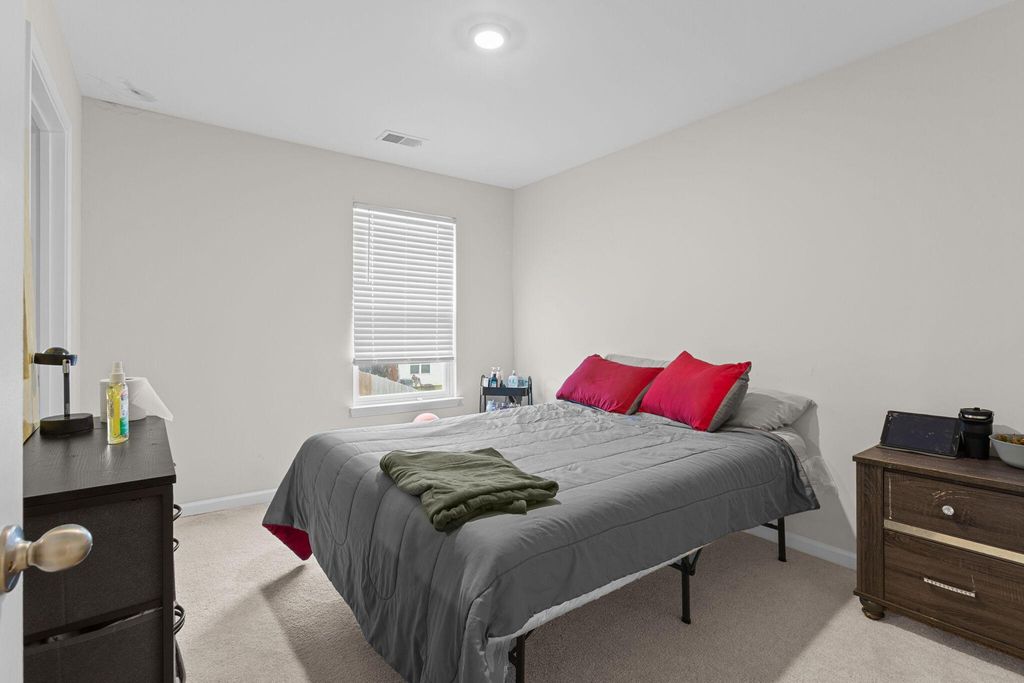 Image 13 of property listing at 126 Lagoona Drive, Summerville, SC 29483