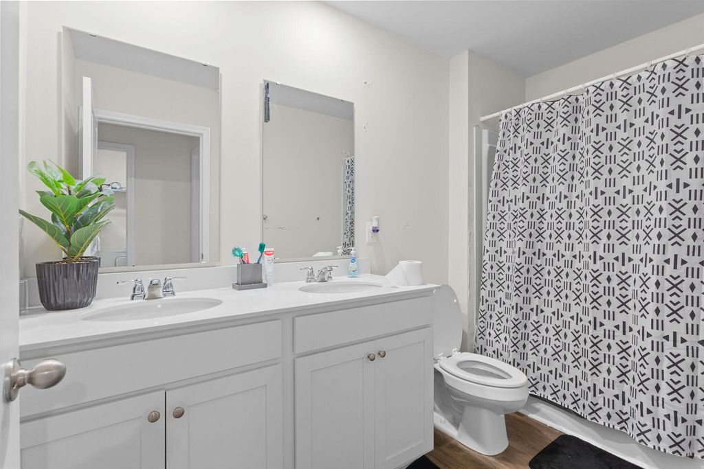 Image 15 of property listing at 126 Lagoona Drive, Summerville, SC 29483