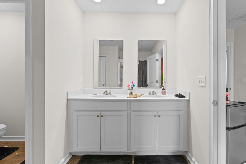 Image 16 of property listing at 126 Lagoona Drive, Summerville, SC 29483