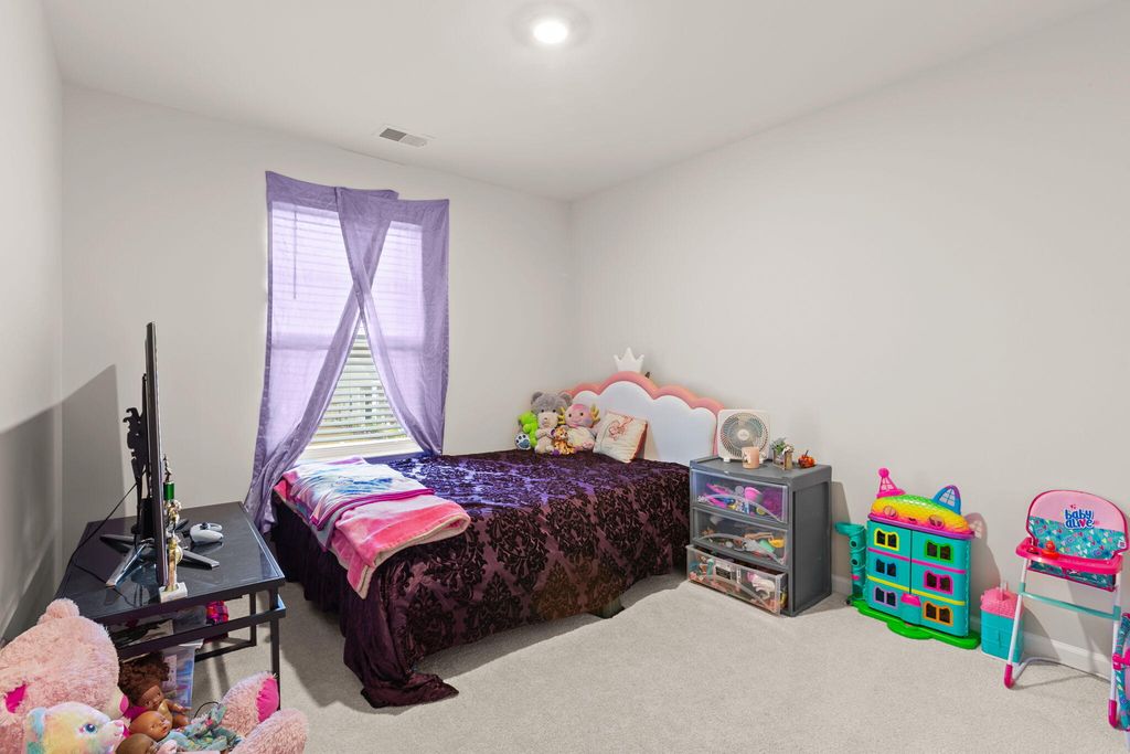 Image 17 of property listing at 126 Lagoona Drive, Summerville, SC 29483