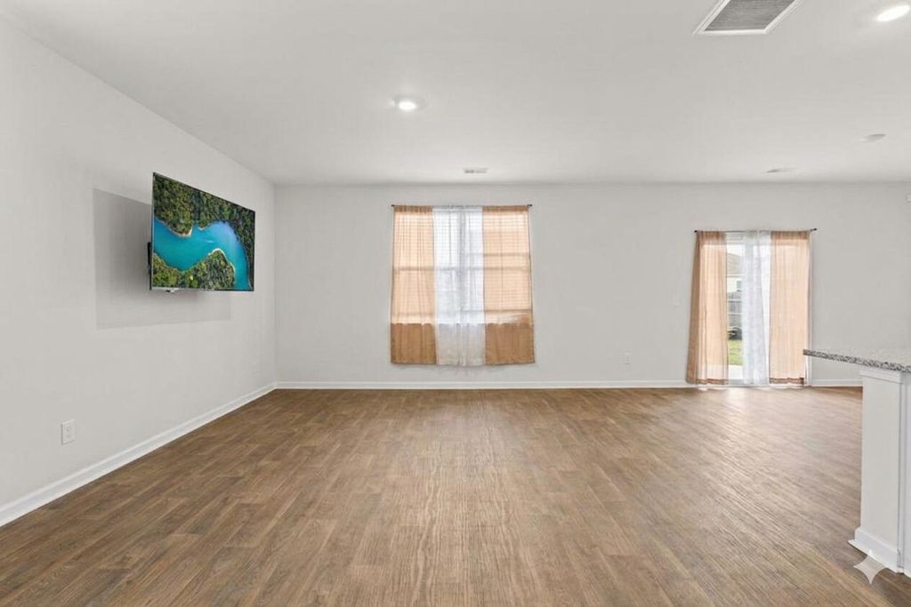 Image 2 of property listing at 126 Lagoona Drive, Summerville, SC 29483