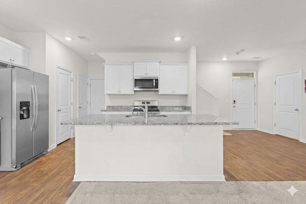 Image 4 of property listing at 126 Lagoona Drive, Summerville, SC 29483