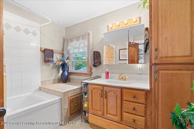531 Pacific Avenue, Lansing, MI 48910