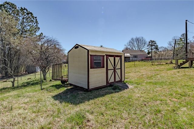 636 Hamburg Street, Mount Airy, NC 27030