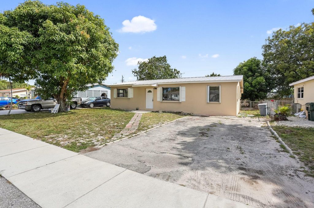 5624 S 37th Court, Greenacres, FL 33463