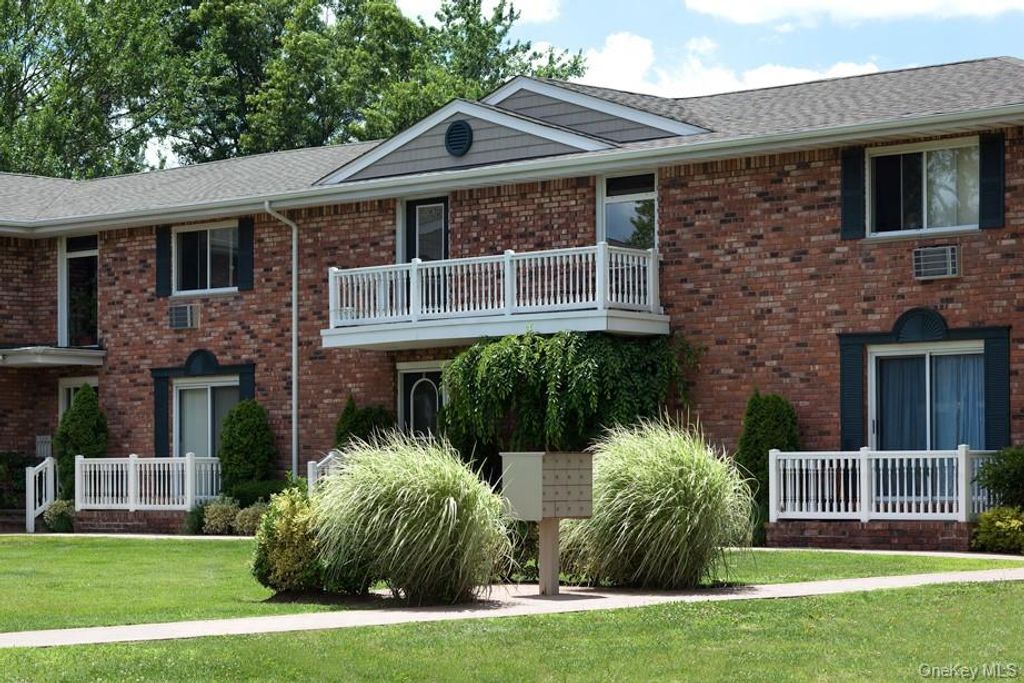 12 Baker Street 12C, West Babylon, NY 11704