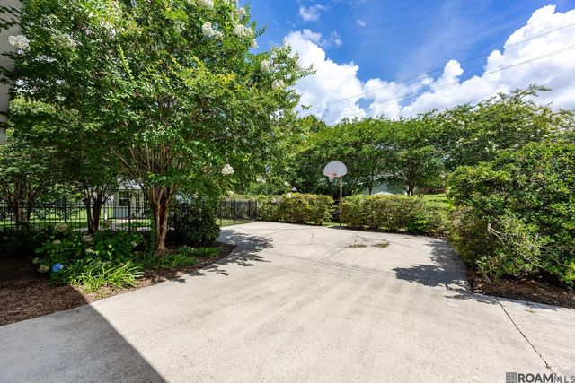 8675 W Fairway Dr, Baton Rouge, LA 70809
