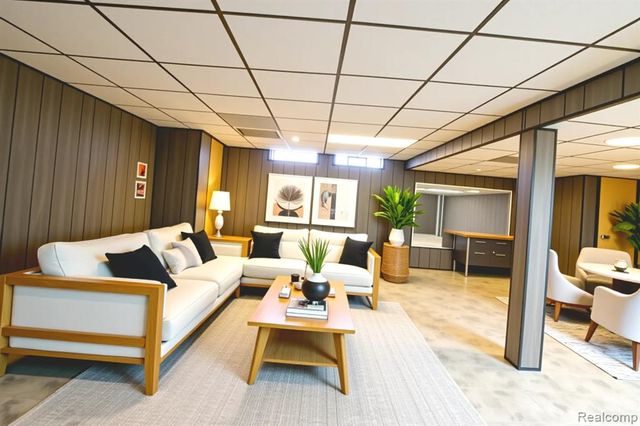 5502 Whitehaven Drive, Troy, MI 48085