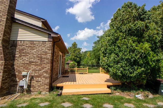 5502 Whitehaven Drive, Troy, MI 48085