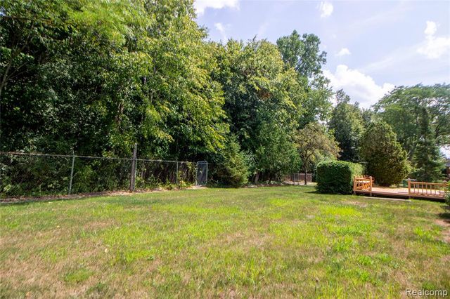 5502 Whitehaven Drive, Troy, MI 48085