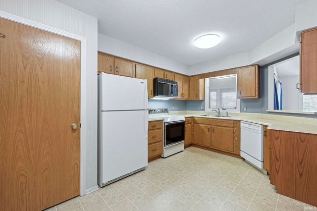 2928 Wood Knoll Lane, Fort Wayne, IN 46804