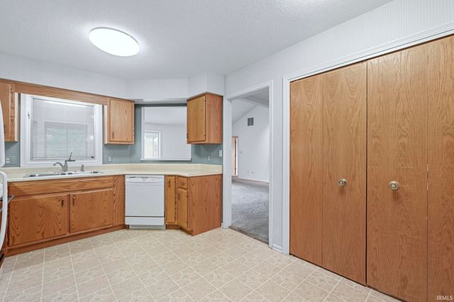 2928 Wood Knoll Lane, Fort Wayne, IN 46804